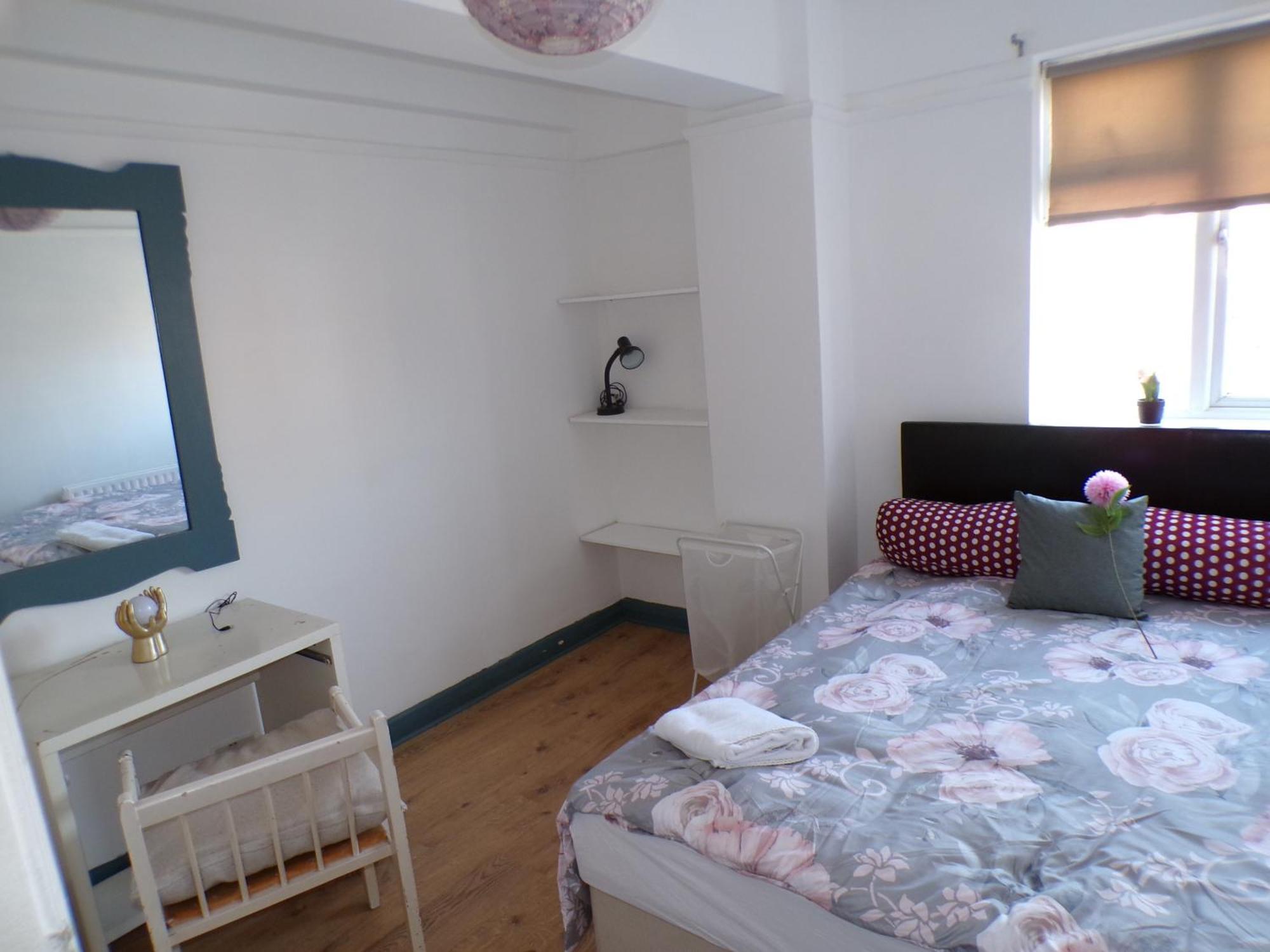 Shepherds Bush-apartment With Elevator * London